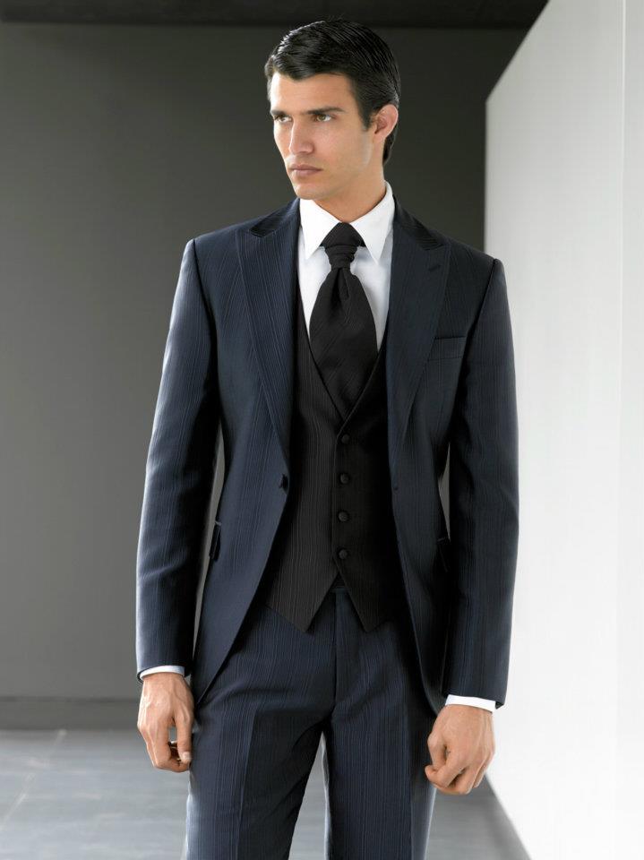 Trajes de hombre 2013 Los trajes de hombre Caramelo. La firma gallega nos sorprende con tonos tierra, beige y tonos azules para vestir a hombres clásicos y modernos. La firma gallega nos sorprende con tonos tierra, beige y tonos azules para vestir a hombres clásicos y modernos.